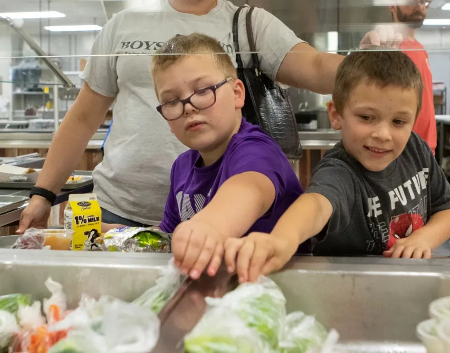 https://www.nokidhungry.org/sites/default/files/styles/medium_1x/public/2022-10/Summer-Meals-Nebraska-Lincoln-Appleseed-Youth-Ambassadors-2021-084.jpg.webp?itok=YECka23y